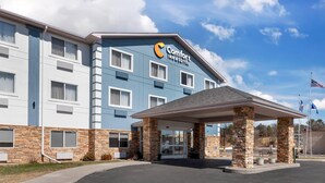 A Comfort Inn & Suites hotel with a stone facade, a covered entrance, and a clear blue sky. - Comfort Inn & Suites Wisconsin Dells (Wisconsin Dells)