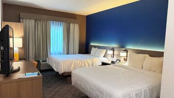 Habitación, 2 camas Queen size, con acceso para personas discapacitadas, para no fumadores | Escritorio, tabla de planchar con plancha, wifi gratis y ropa de cama