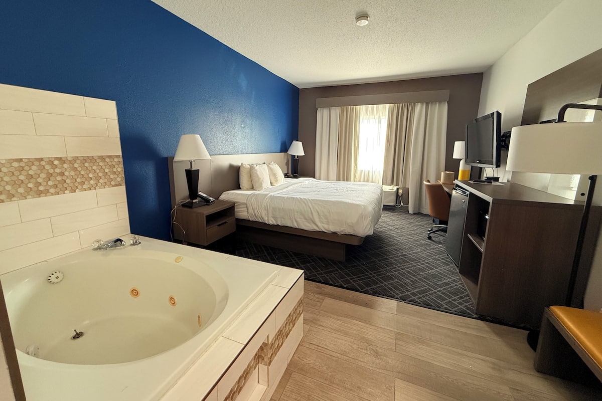 Room, 1 King Bed, Non Smoking (In-Room Whirlpool) | Desk, iron/ironing board, free WiFi, bed sheets