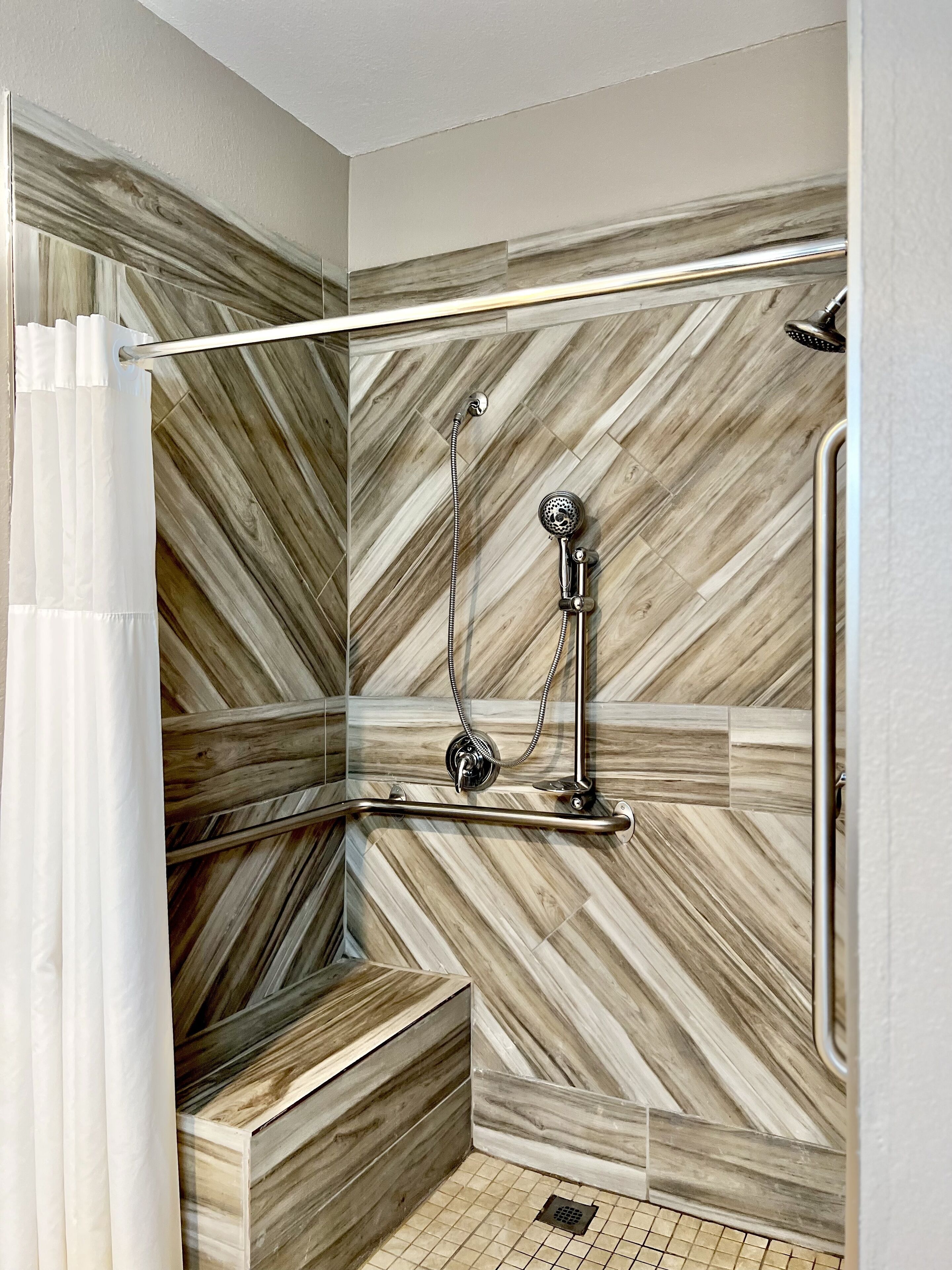 Room, 1 Queen Bed, Accessible, Non Smoking | Bathroom | Hair dryer, towels