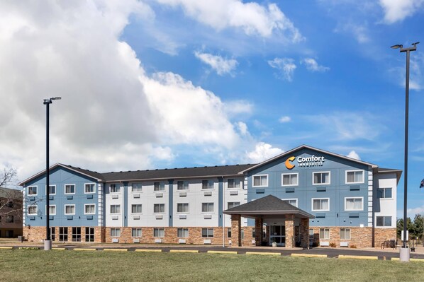 Un hôtel Comfort Inn & Suites, composé d’un bâtiment à deux étages, doté d’une entrée abritée et d’un parking.