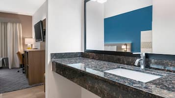 Rom, 1 kingsize-seng, ikke-røyk (In-Room Whirlpool) | Skrivebord, strykejern/-brett, wi-fi (inkludert) og sengetøy