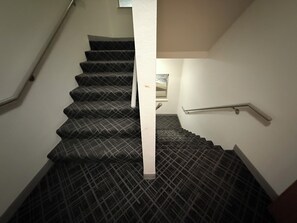 Staircase - Quality Inn & Suites Wisconsin Dells Downtown - Waterparks Area (Wisconsin Dells)