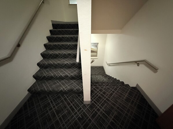 Staircase - Quality Inn & Suites Wisconsin Dells Downtown - Waterparks Area (Wisconsin Dells)