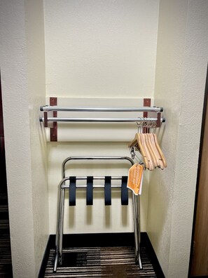 ห้องพัก, เตียงควีนไซส์ 2 เตียง, พร้อมสิ่งอำนวยความสะดวกสำหรับผู้พิการ, ปลอดบุหรี่ | ตู้เสื้อผ้า