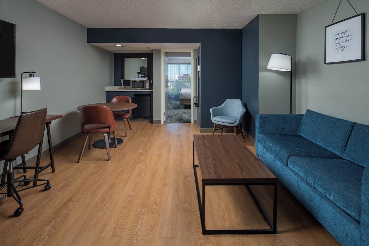 50-英寸液晶电视 (配备数码频道)、电视