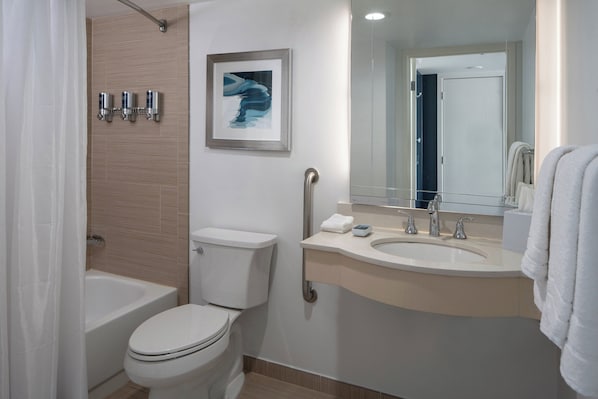 Une salle de bain moderne avec une baignoire, des toilettes et un lavabo.