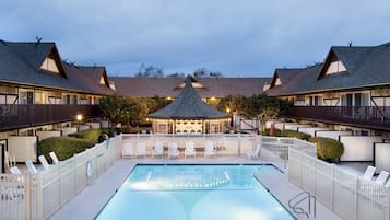 Una piscina al aire libre, una piscina climatizada