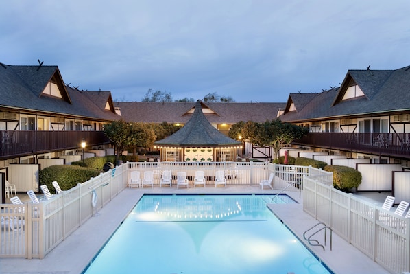 Piscine extérieure, piscine chauffée, 9 h à 22 h, chaises longues