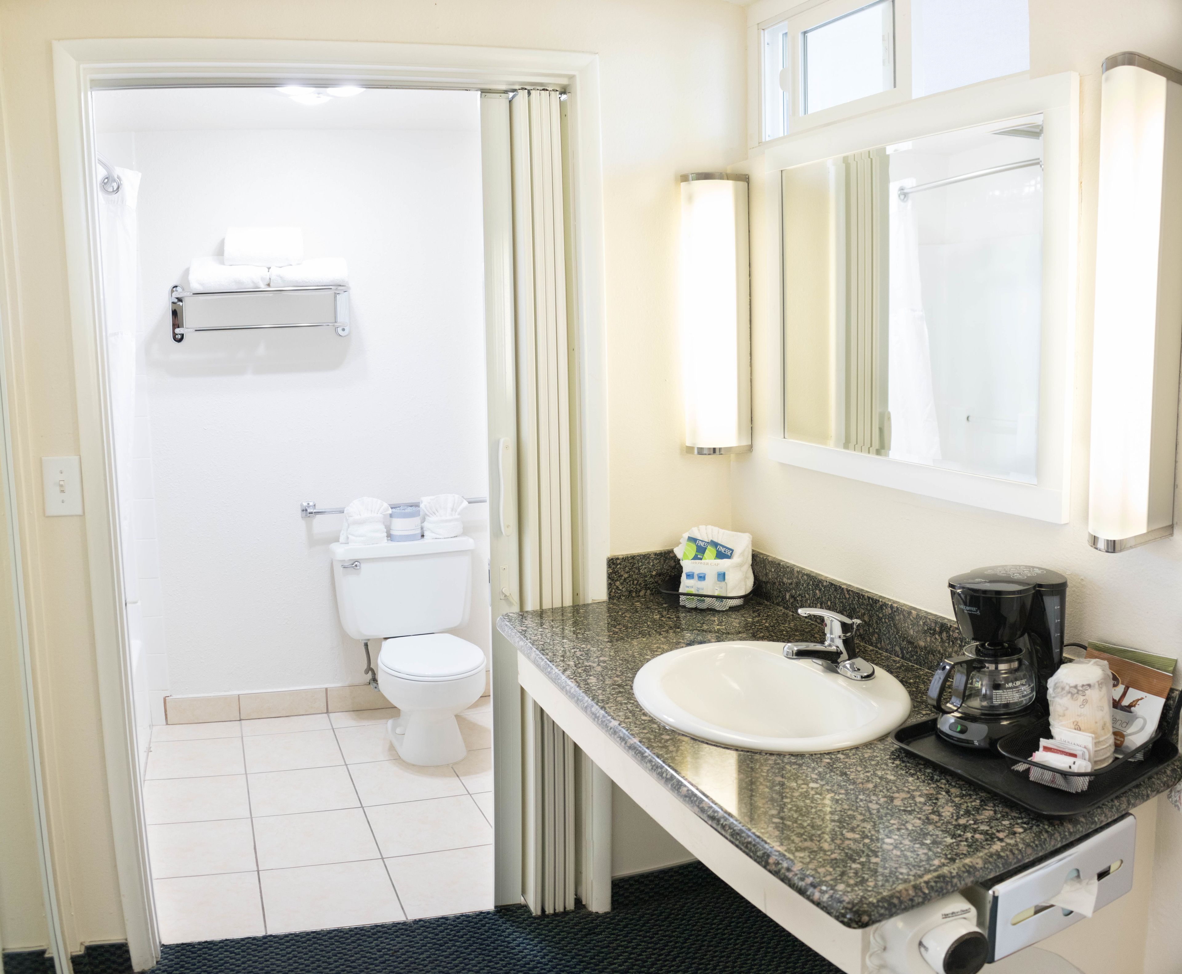 combined shower/bathtub, hydromassage showerhead, free toiletries