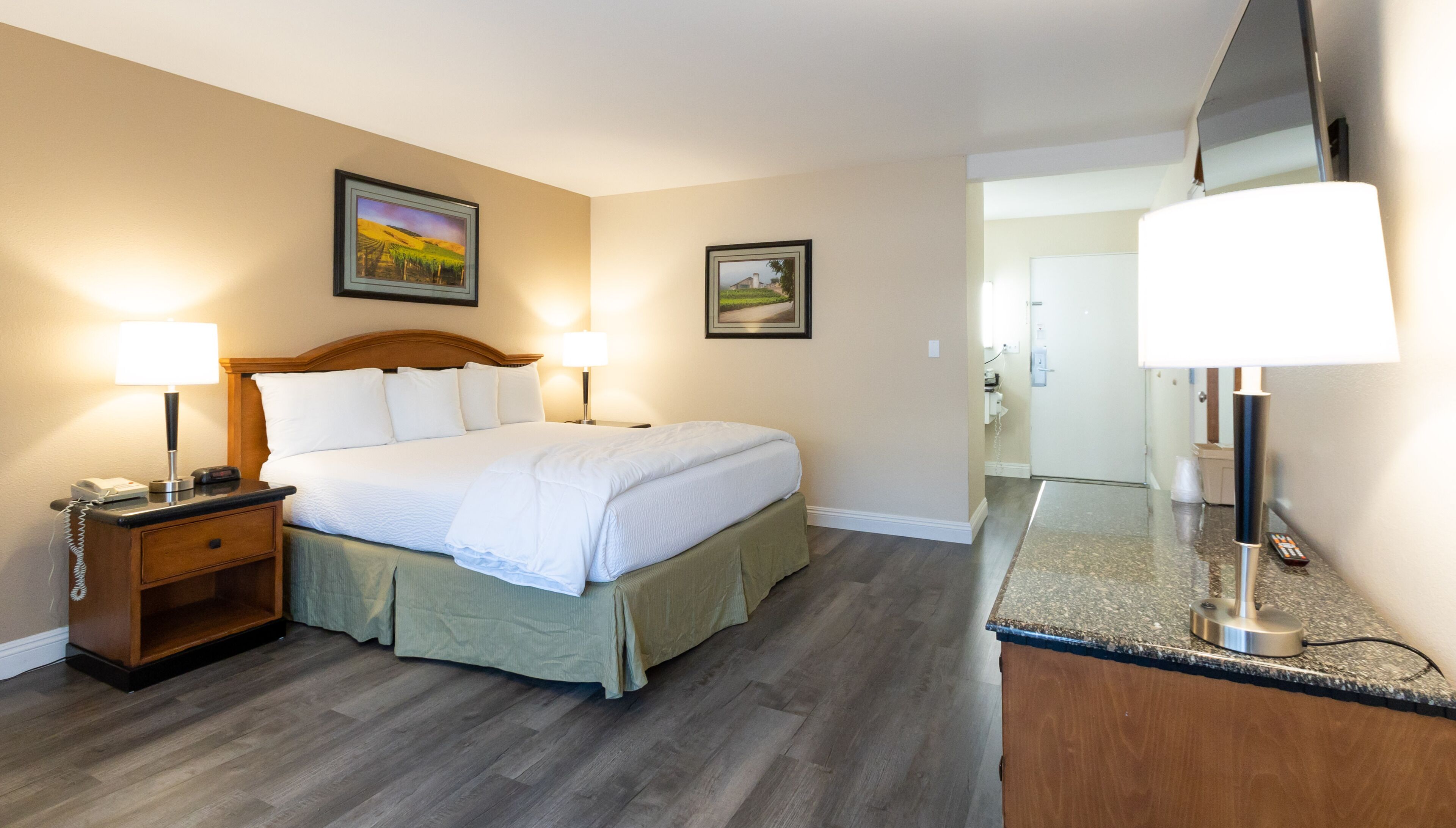 Muebles diferentes, escritorio y espacio para trabajar con laptop 