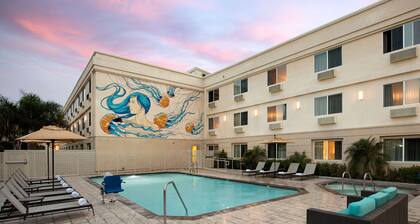 Redondo Beach Hotel, Tapestry Collection by Hilton