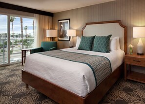 Dundyner, safe på rommet, skrivebord og strykejern/-brett