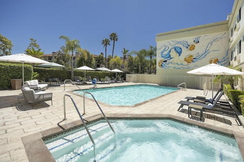 Redondo Beach Hotel, Tapestry Collection by Hilton