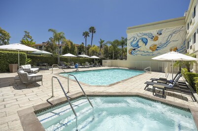 Redondo Beach Hotel, Tapestry Collection by Hilton