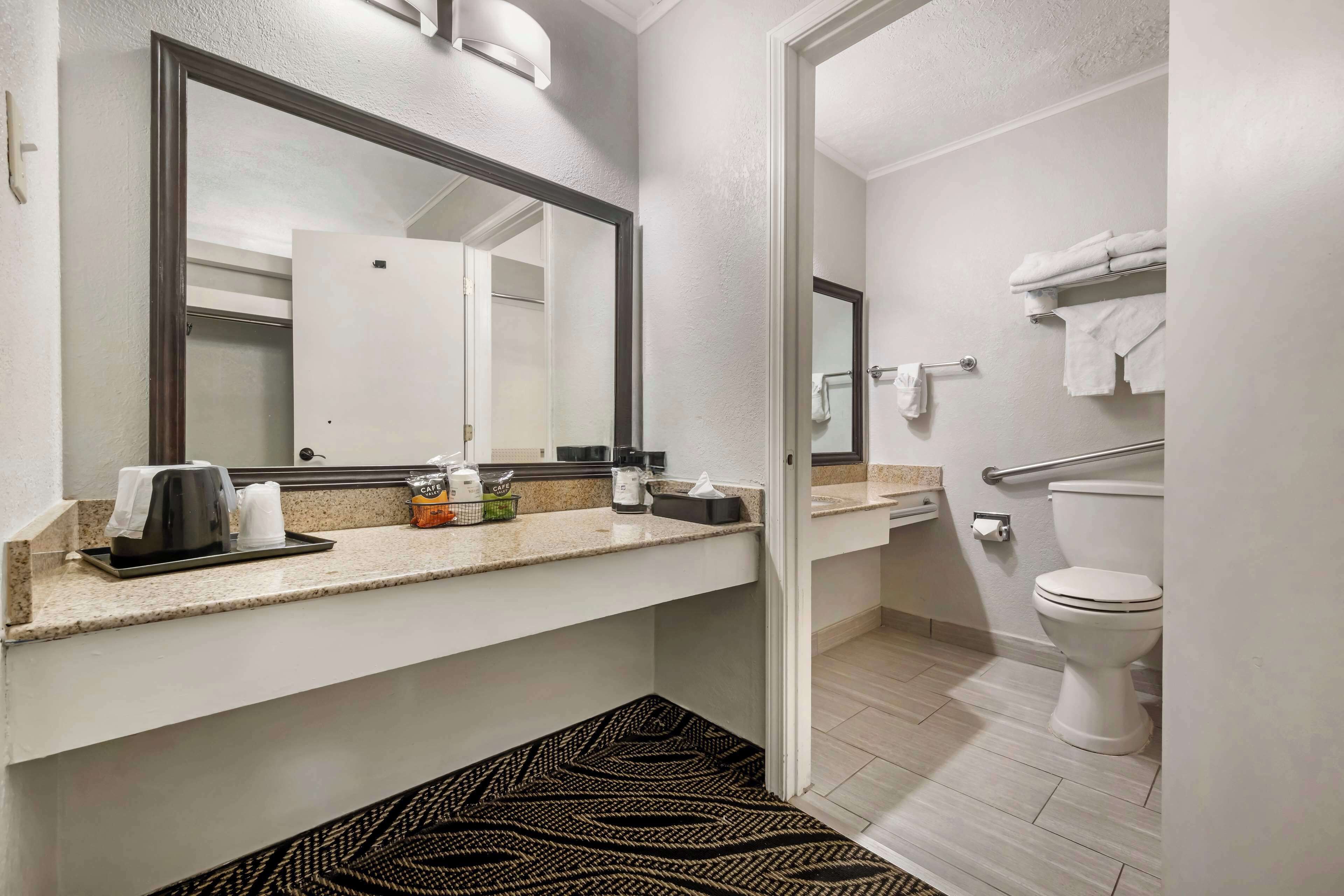 Articles de toilette gratuits, sèche-cheveux, serviettes fournies