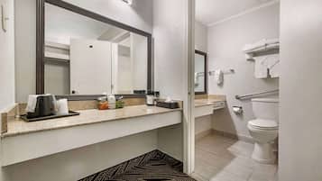 Articles de toilette gratuits, sĂšche-cheveux, serviettes fournies