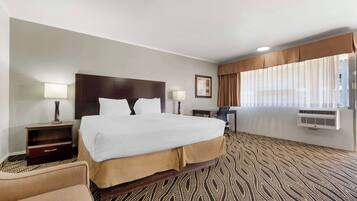 Quarto standard, 1 cama King, para não fumantes | Camas com colchões pillow-top, ferros/tábuas de passar roupa