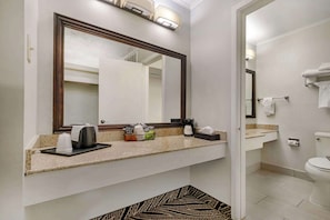 Standard Room, 1 King Bed, Non Smoking | Bathroom | Free toiletries, hair dryer, towels