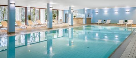 Innenpool, Rettungsschwimmer vor Ort