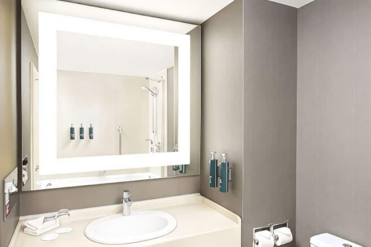 Ducha y bañera combinadas y artículos de higiene personal gratuitos
