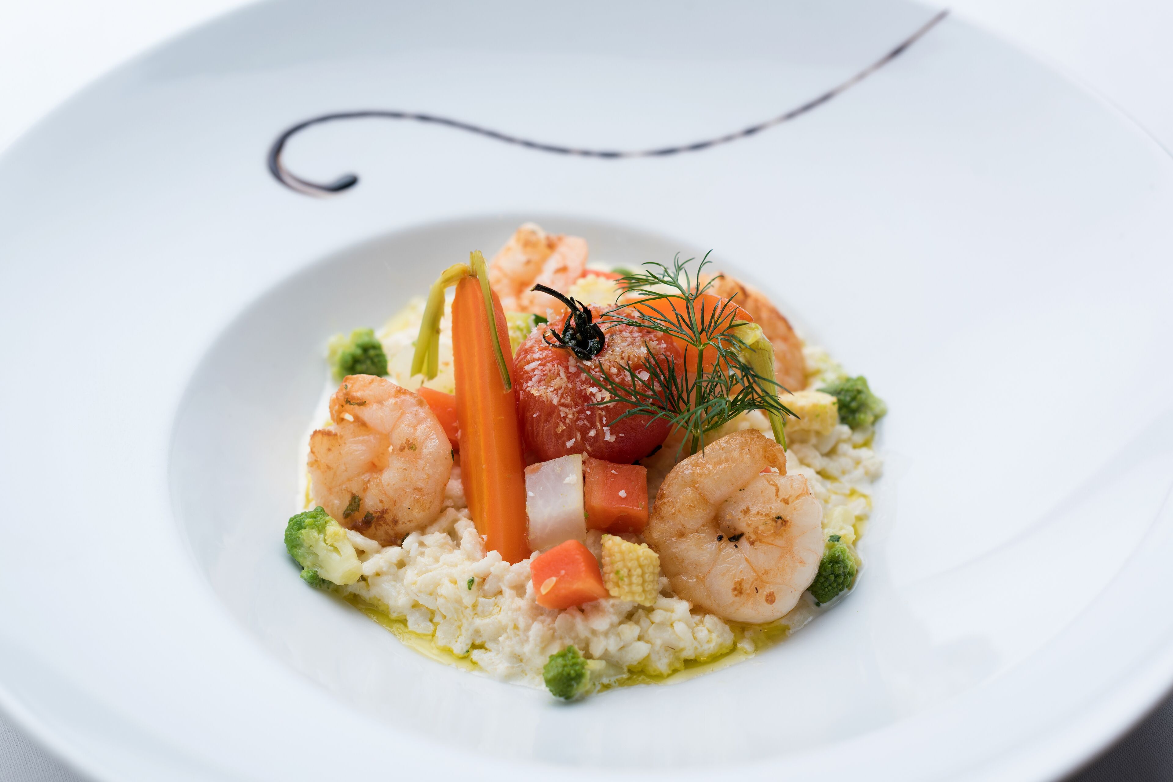 Aamiainen ja lounas; ranskalainen keittiö, näkymät puutarhaan 