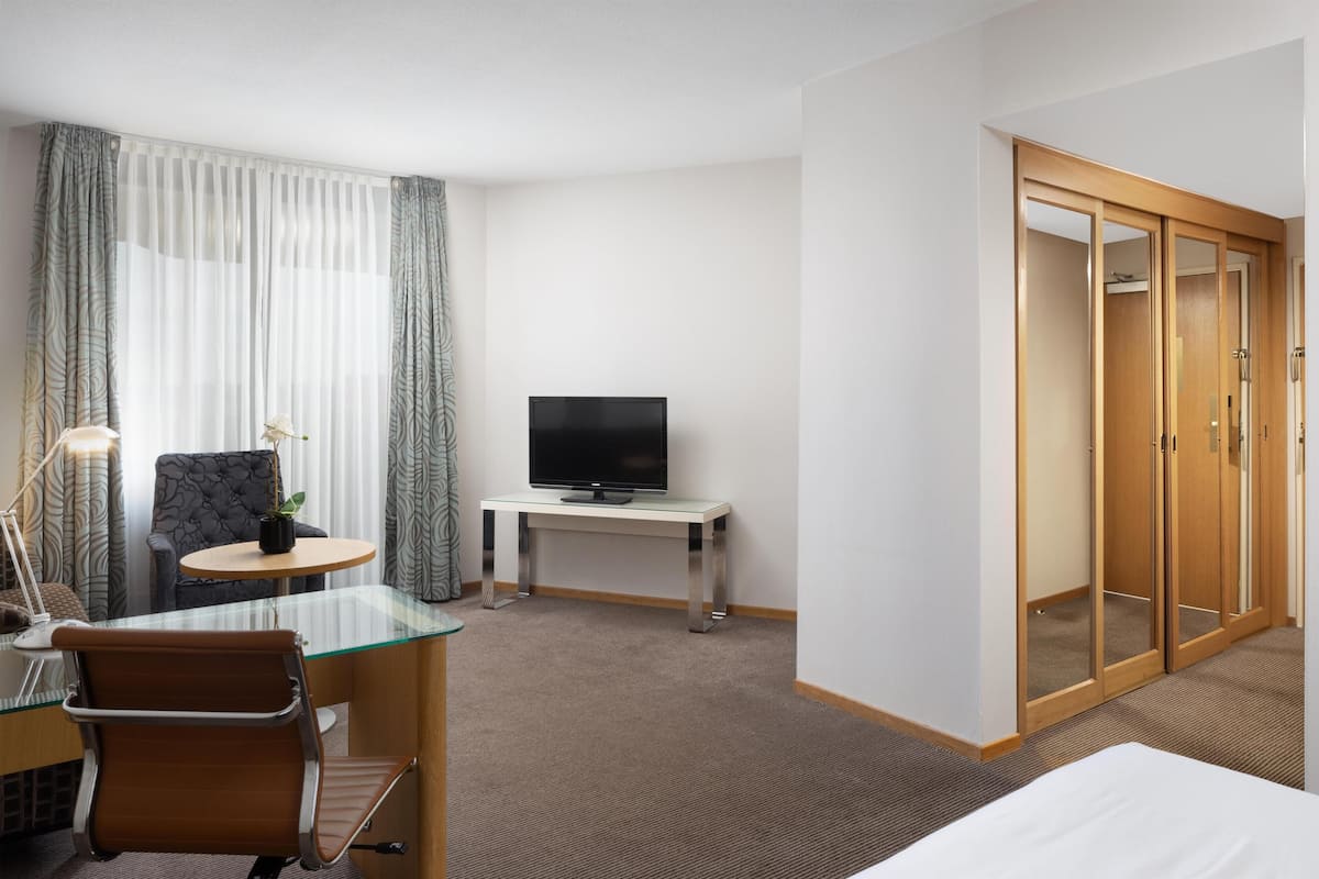 Deluxe Room, 1 King Bed | Minibar, in-room safe, desk, soundproofing
