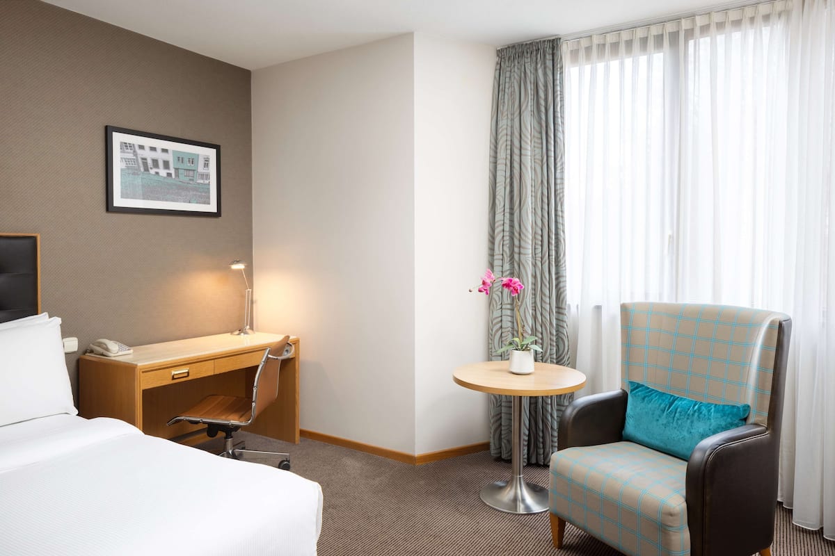 Superior Room, 1 Queen Bed | 1 bedroom, minibar, in-room safe, desk