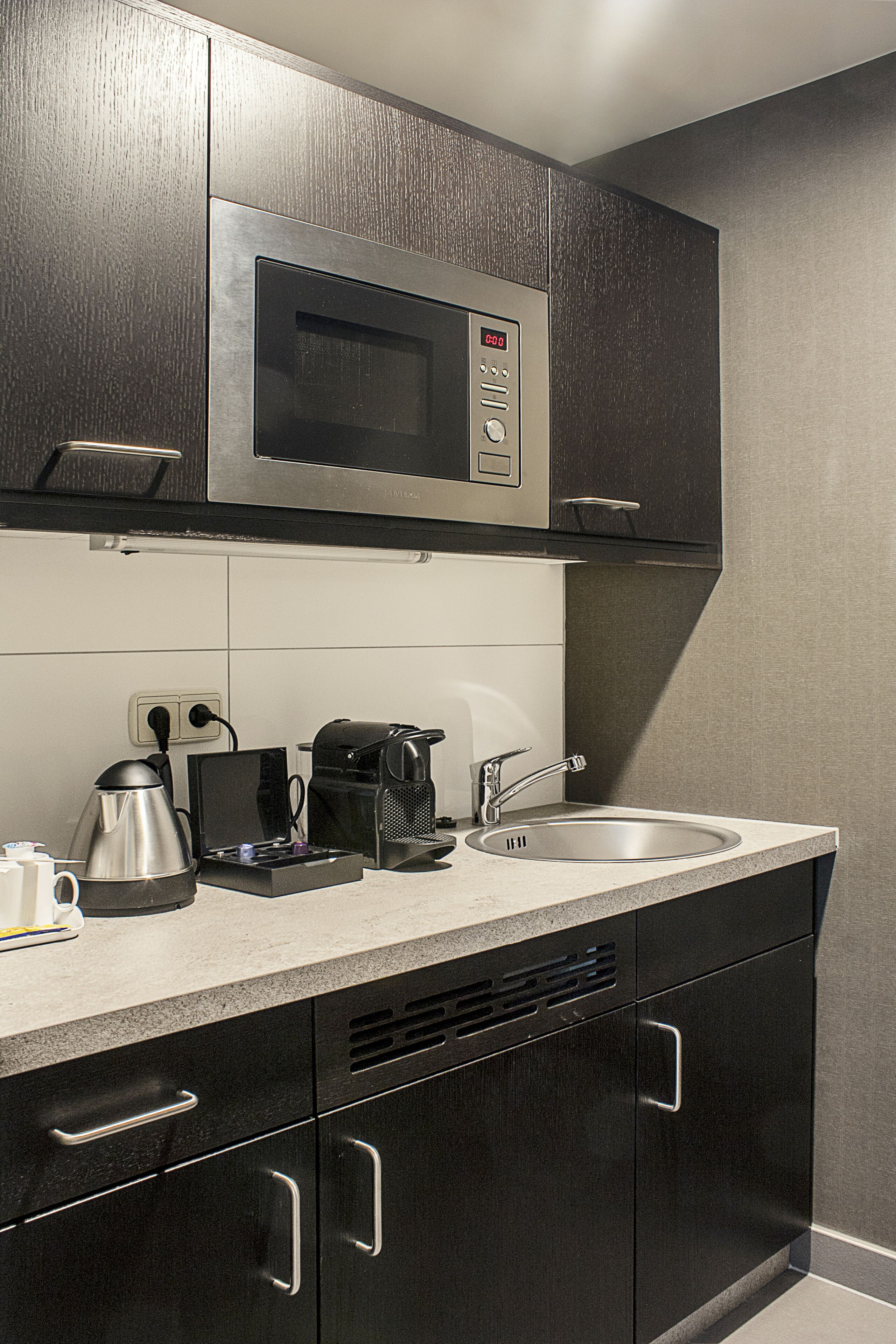 suite, 1 king bed, kitchenette | private kitchenette | coffee/tea maker