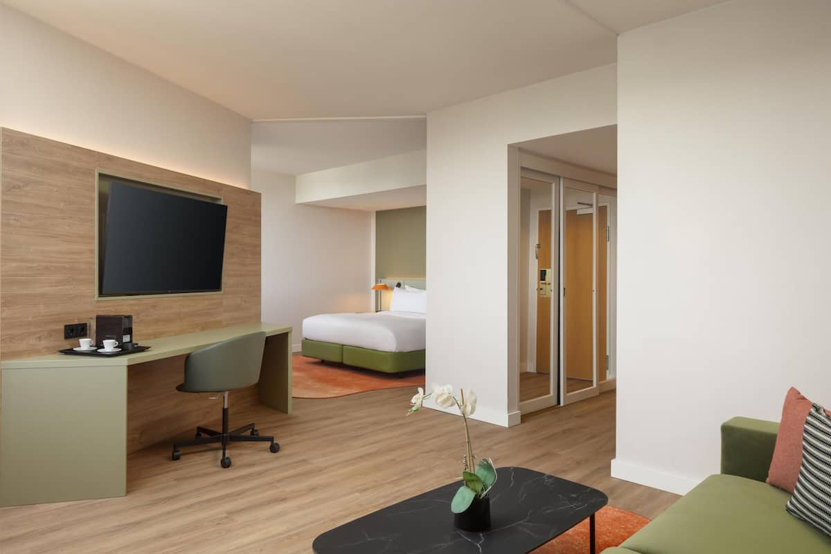 Premium Room, 1 King Bed | Minibar, in-room safe, desk, blackout curtains