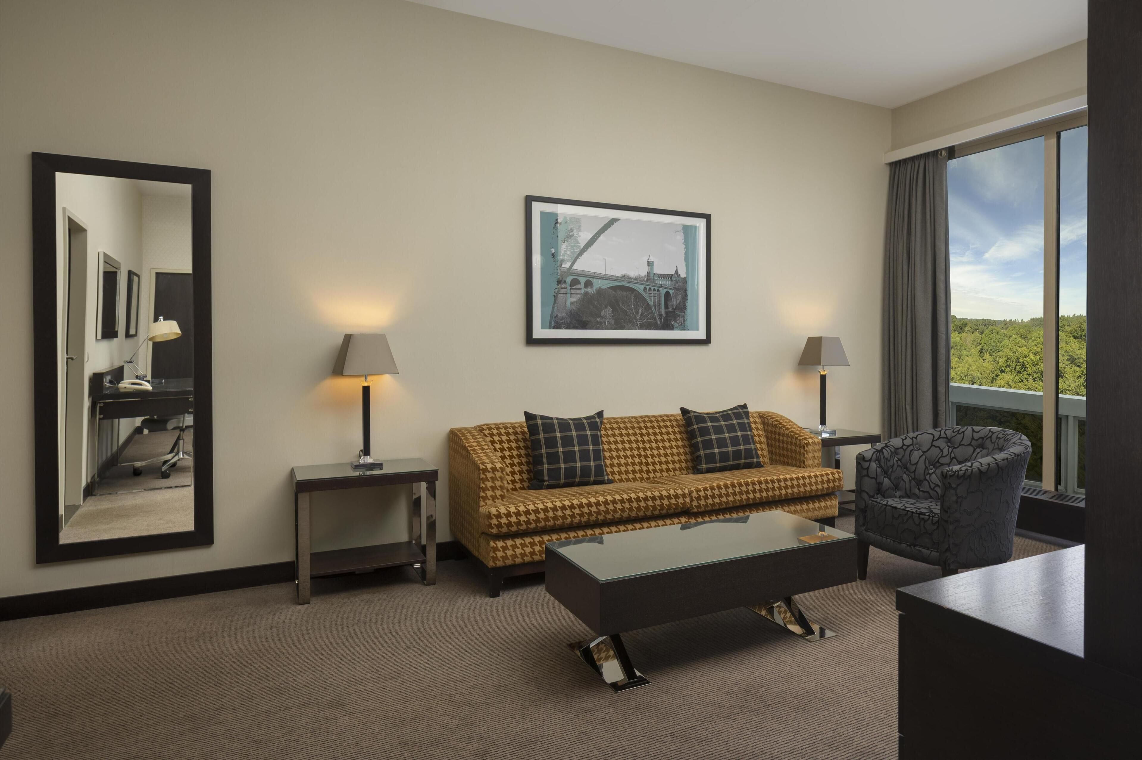 deluxe suite | living area | 37-inch led tv with cable channels, tv, mp3 dock