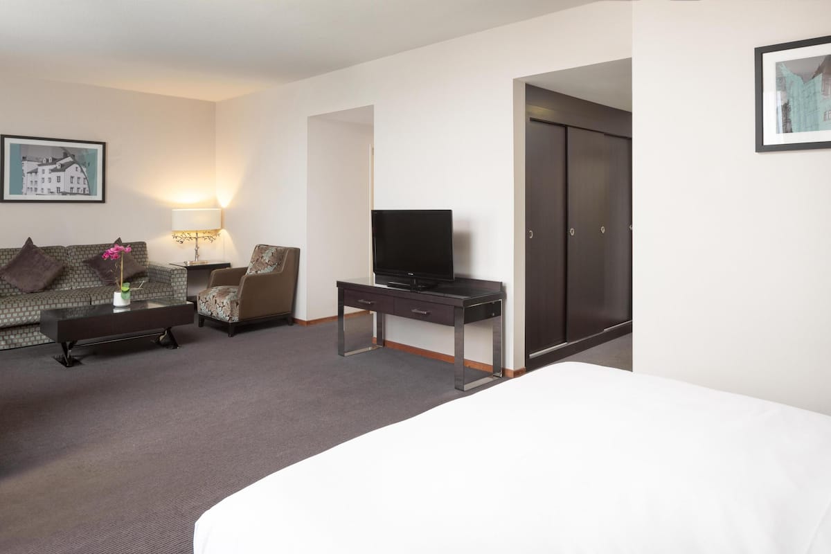 Junior Suite, 1 King Bed | Minibar, in-room safe, desk, soundproofing