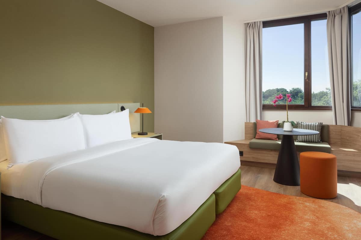Superior Room, 1 King Bed | Minibar, in-room safe, desk, blackout curtains