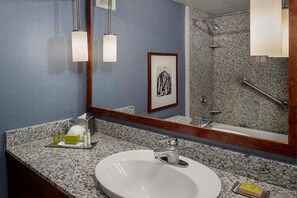 Duschwanne, Hydromassagedusche, kostenlose Toilettenartikel