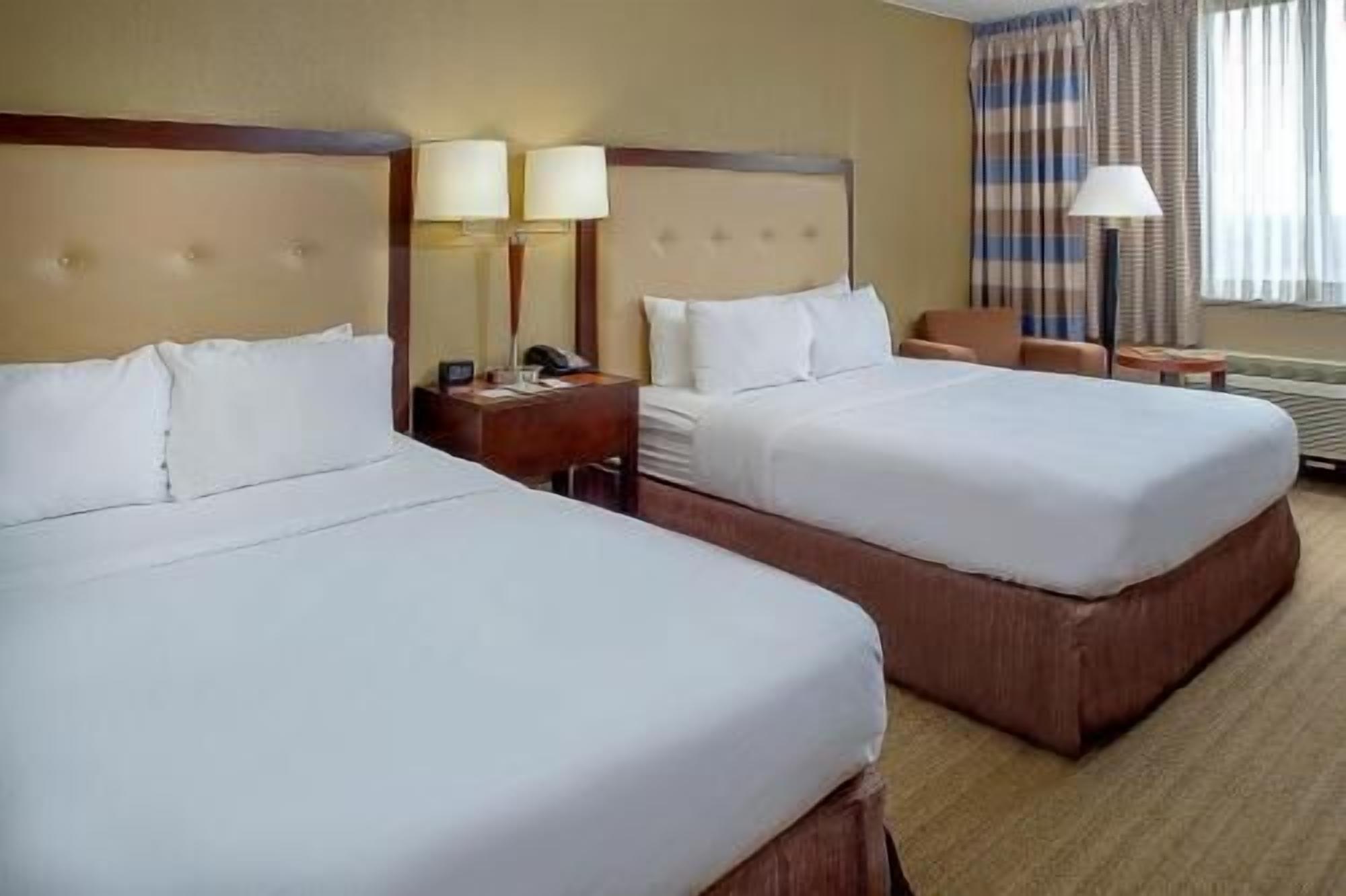 Luxe beddengoed, pillowtop-bedden, een kluis op de kamer, een bureau