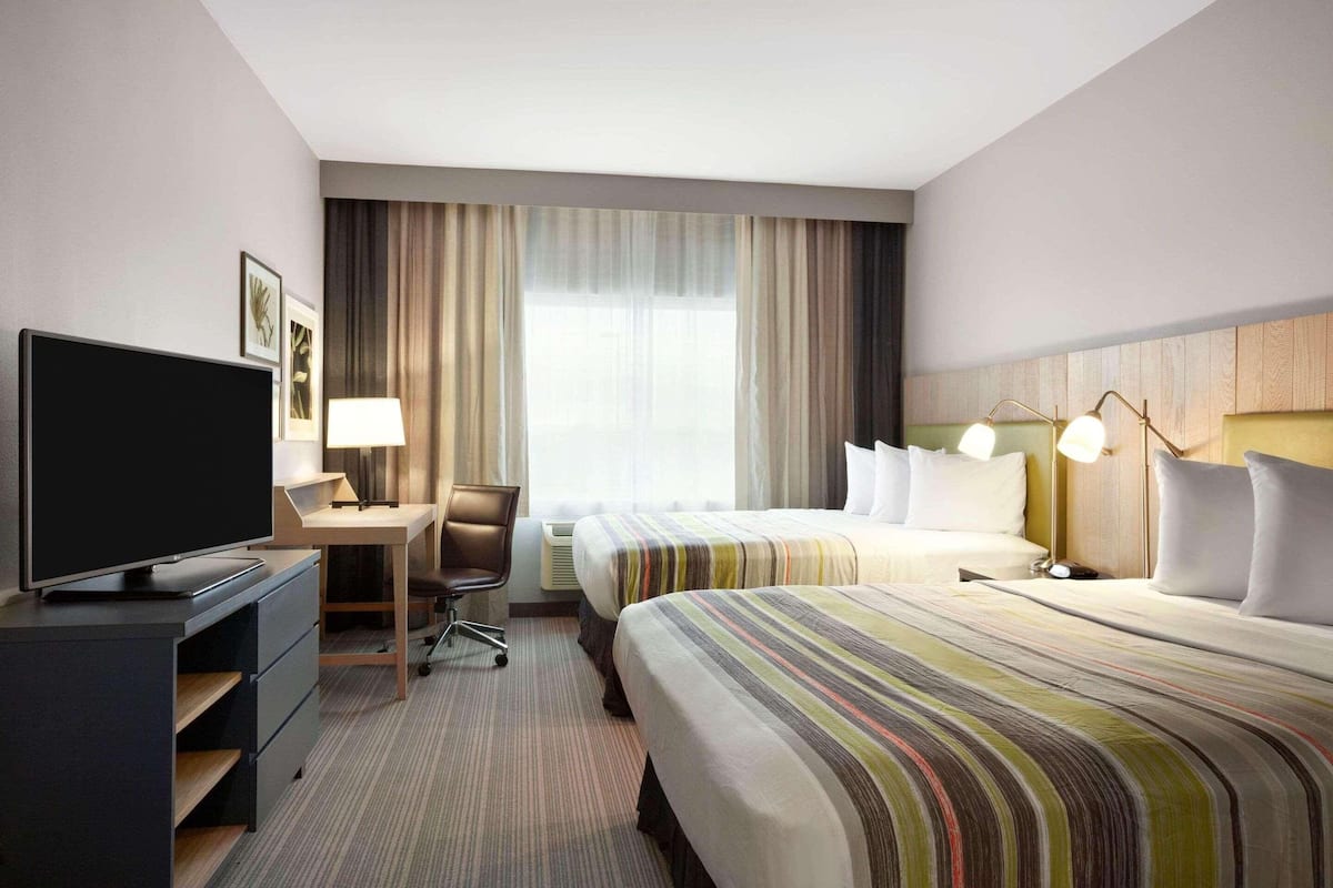 Luxe beddengoed, een bureau, een laptopwerkplek
