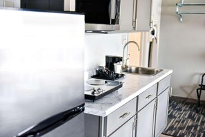 高級寝具、デスク、ノートパソコン用作業スペース、遮光カーテン
