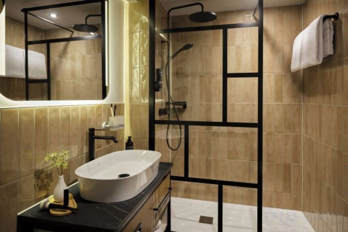 Shower, rainfall showerhead, free toiletries, hair dryer