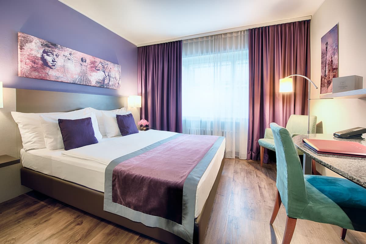 Quarto conforto | Frigobar, cofres nos quartos, escrivaninha, cortinas blackout