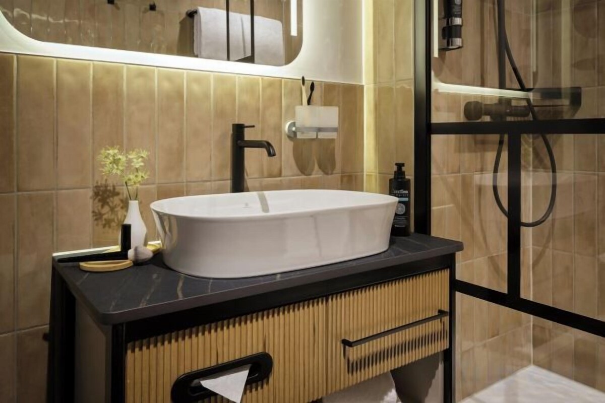 Een douche, een regendouche, gratis toiletartikelen, een haardroger