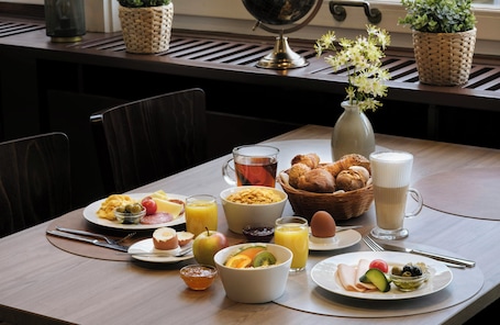 Colazione a buffet a pagamento, servita tutte le mattine . Leonardo Boutique Hotel Rigihof Zurich