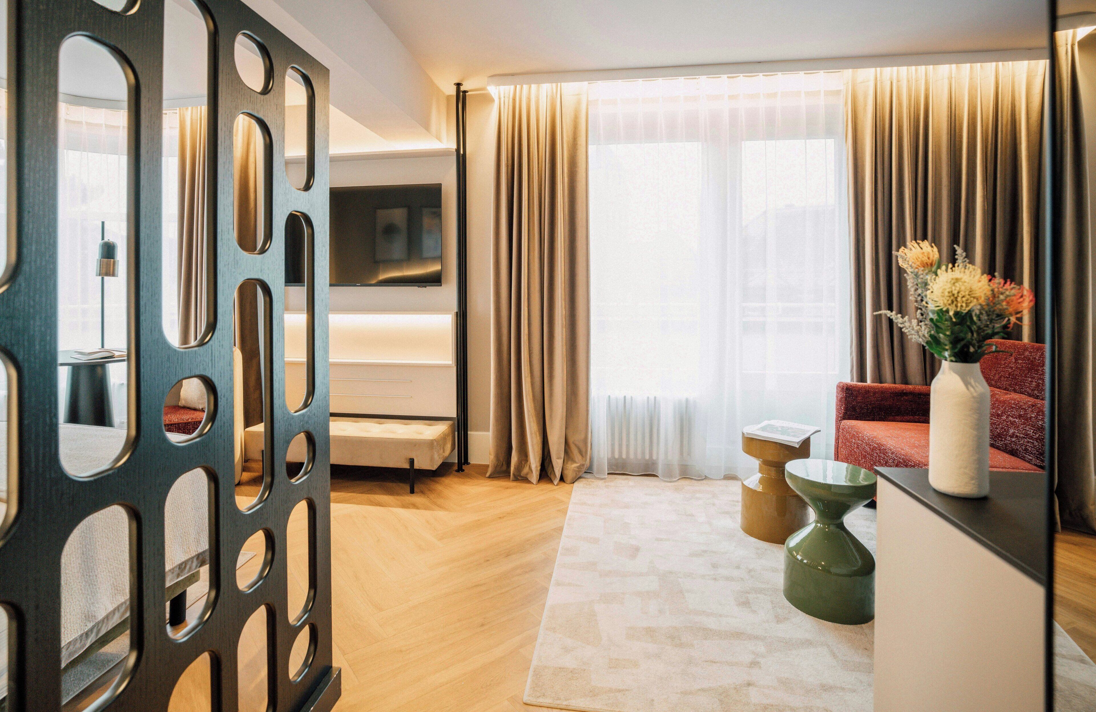 Minibar, safe på rommet, skrivebord og blendingsgardiner