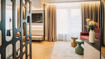 Minibar, vÀrdeförvaringsskÄp pÄ rummet och skrivbord