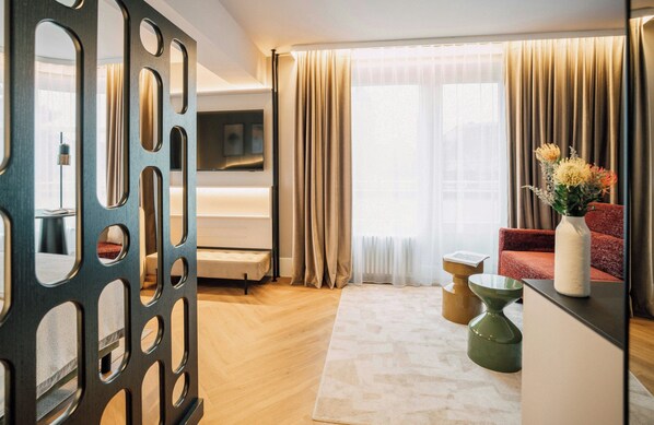 Minibar, coffres-forts dans les chambres, bureau, rideaux occultants