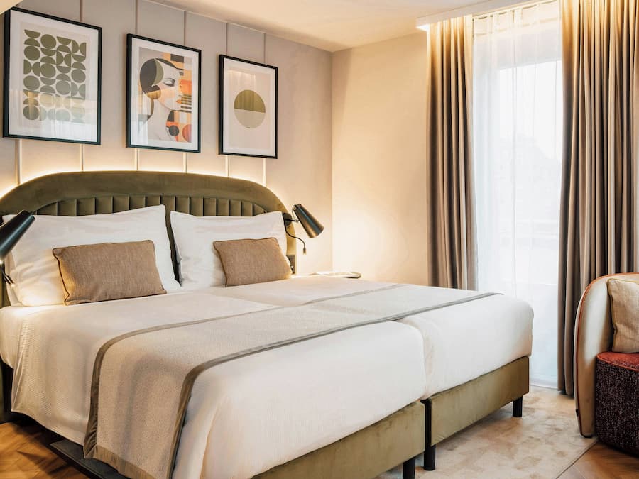 Minibar, Zimmersafe, Schreibtisch, Verdunkelungsvorhänge