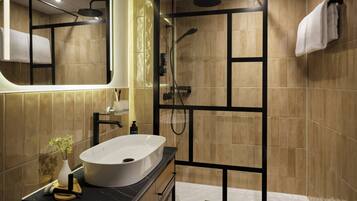 Shower, rainfall showerhead, free toiletries, hair dryer