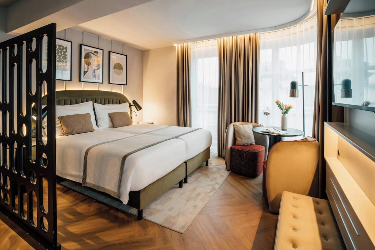 Minibar, safe på rommet, skrivebord og blendingsgardiner