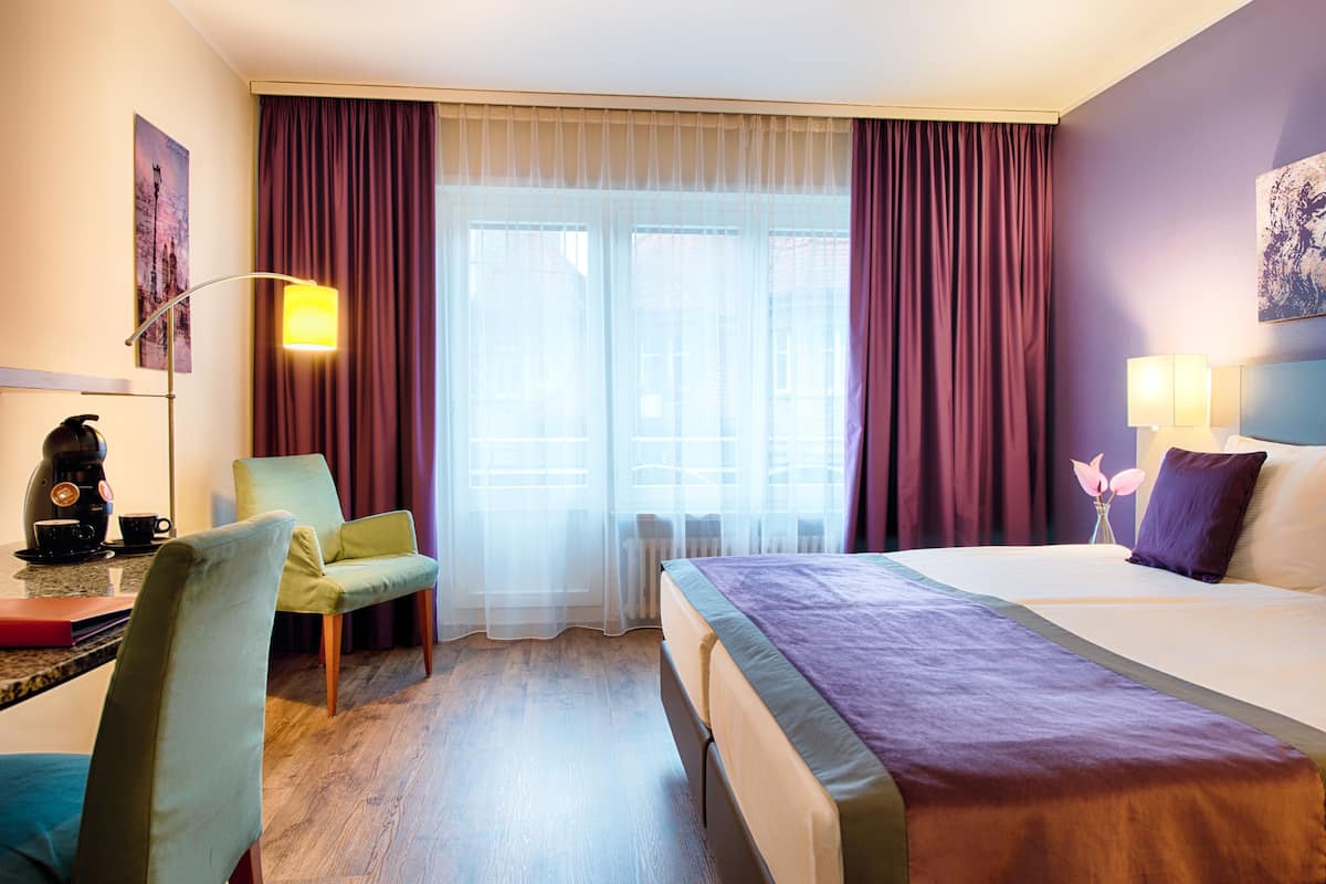 Quarto superior | Frigobar, cofres nos quartos, escrivaninha, cortinas blackout