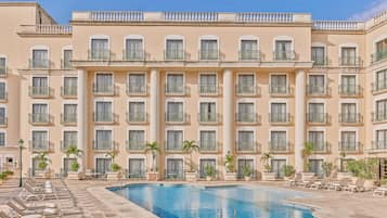 Outdoor pool, pool umbrellas, sun loungers