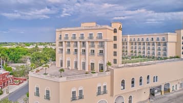 Un hotel de varios pisos con fachada simétrica, ventanas grandes y balcones.